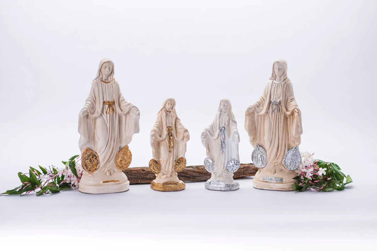 Colección de estatuas de Virgen en tonos claros