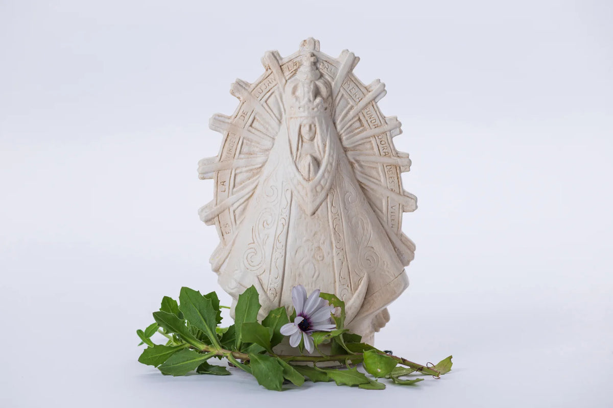 Figura de Virgen con manto