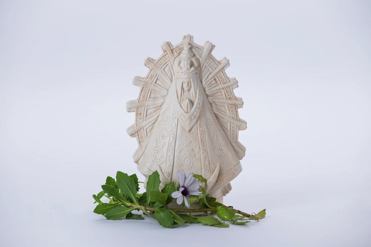 Figura de Virgen con manto