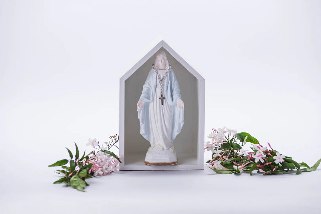 Virgen en capilla gris