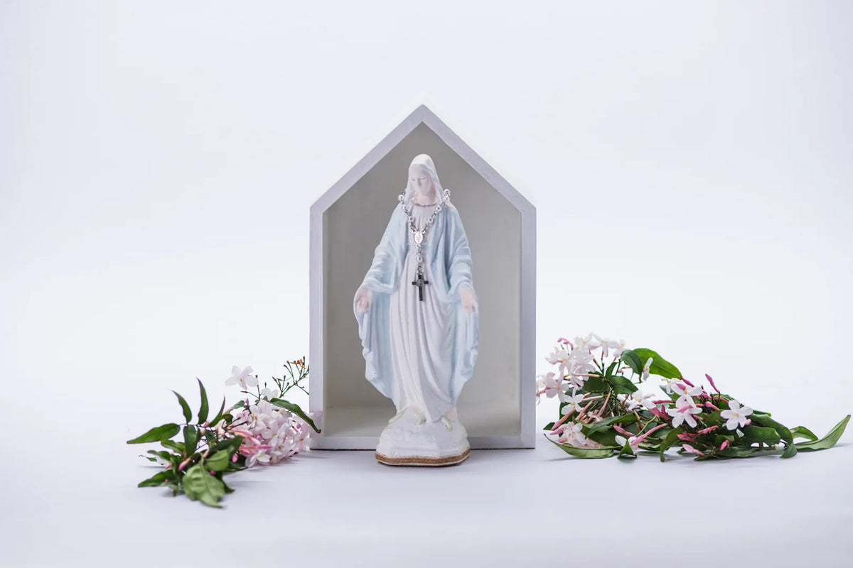 Virgen en capilla gris
