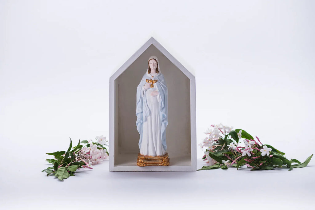 Virgen en capilla gris