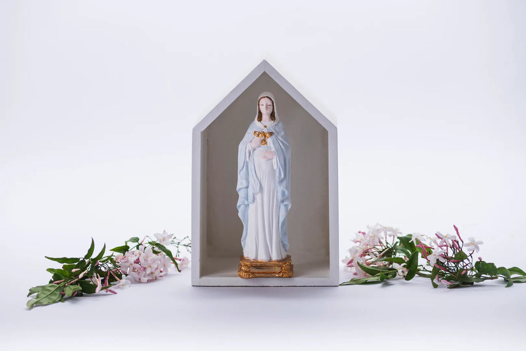 Virgen en capilla gris