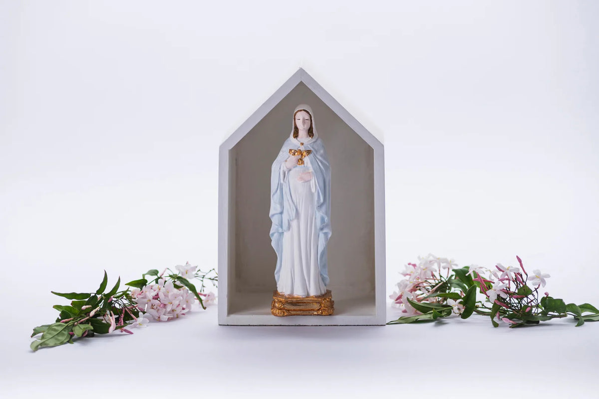 Virgen en capilla gris