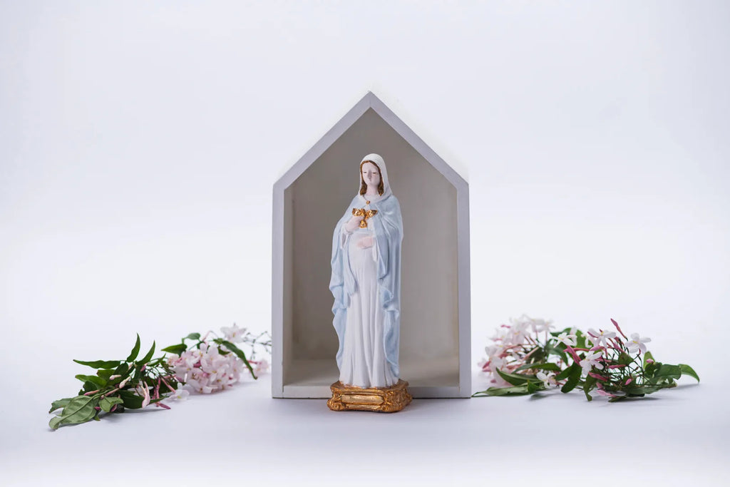Virgen en capilla gris