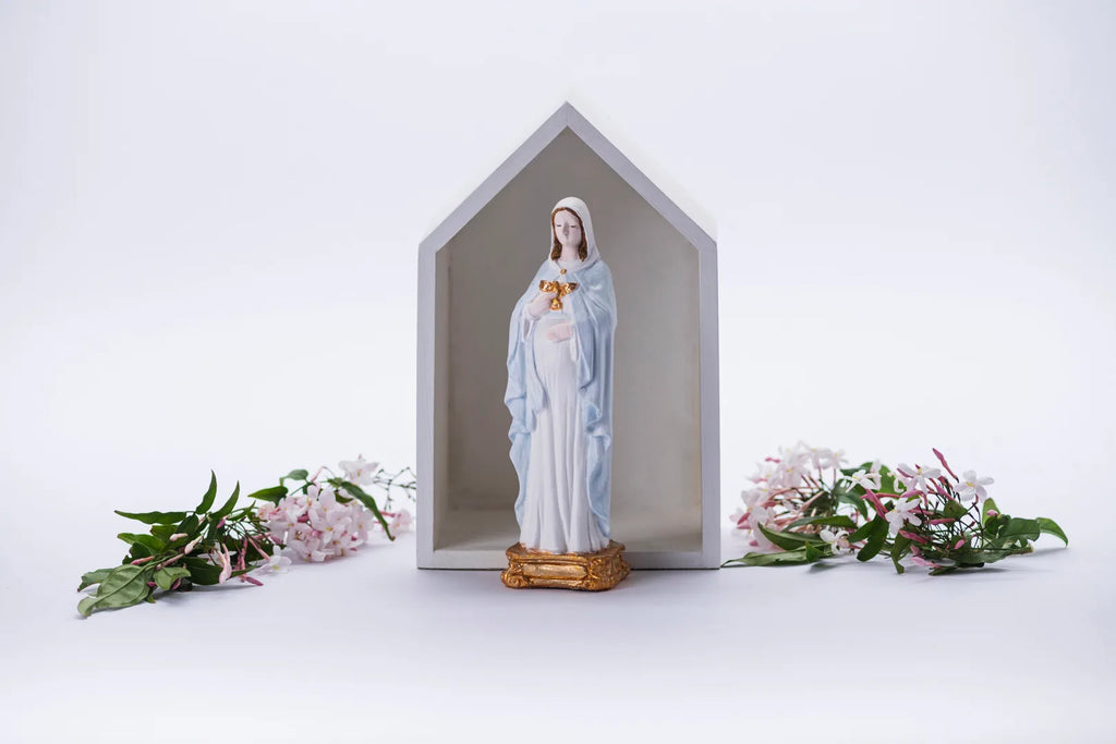 Virgen en capilla gris