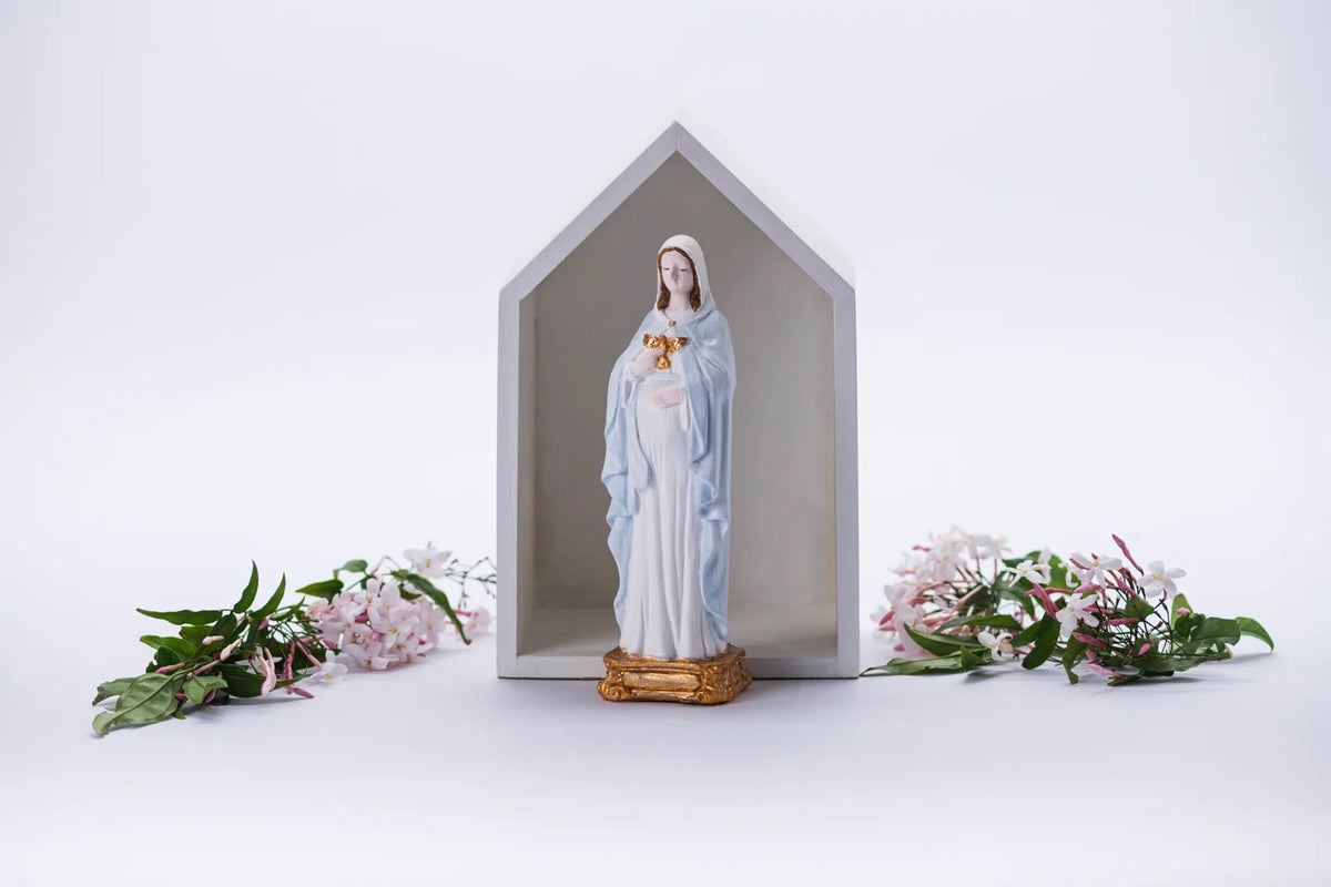 Virgen en capilla gris