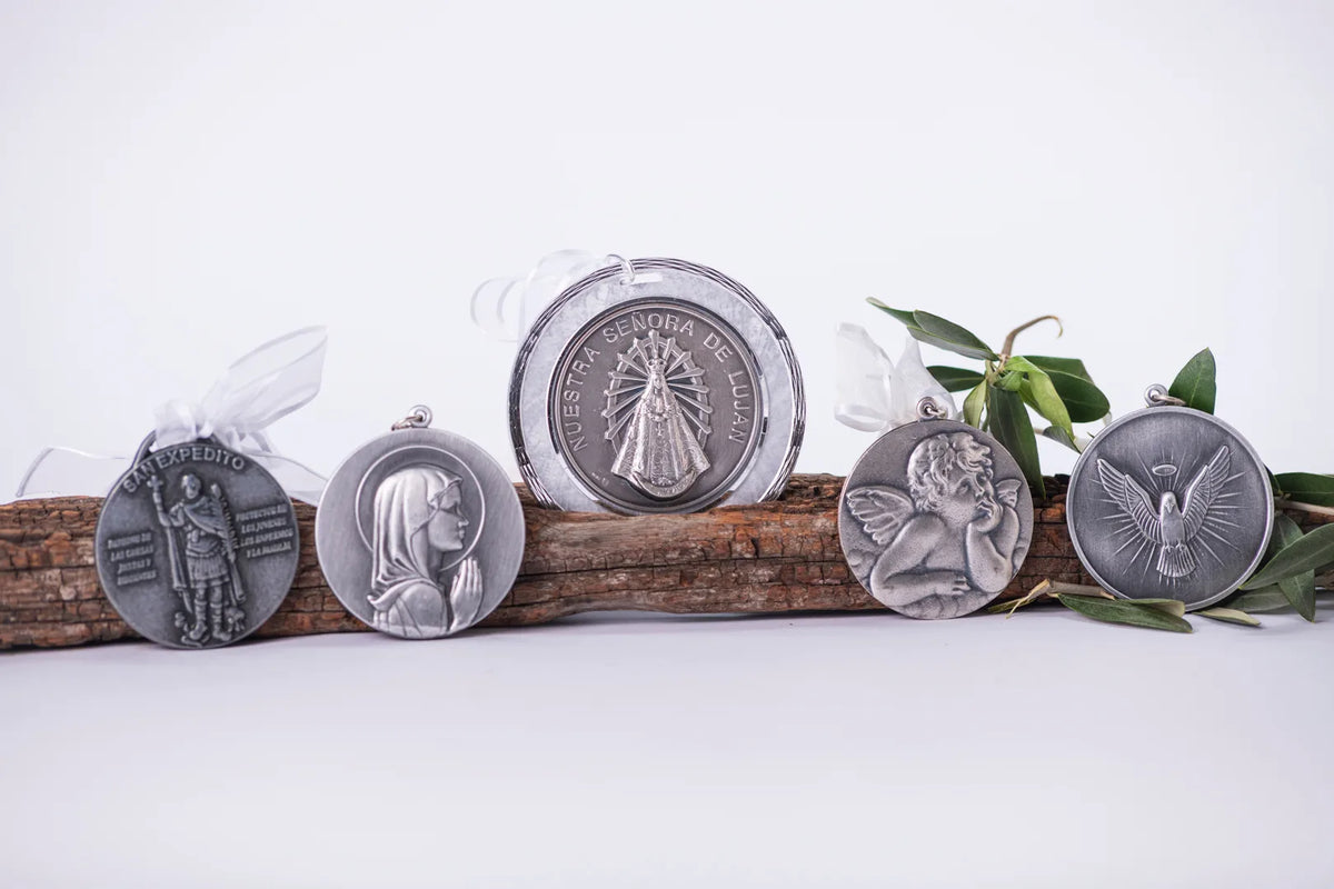 Colección de medallones religiosos redondos
