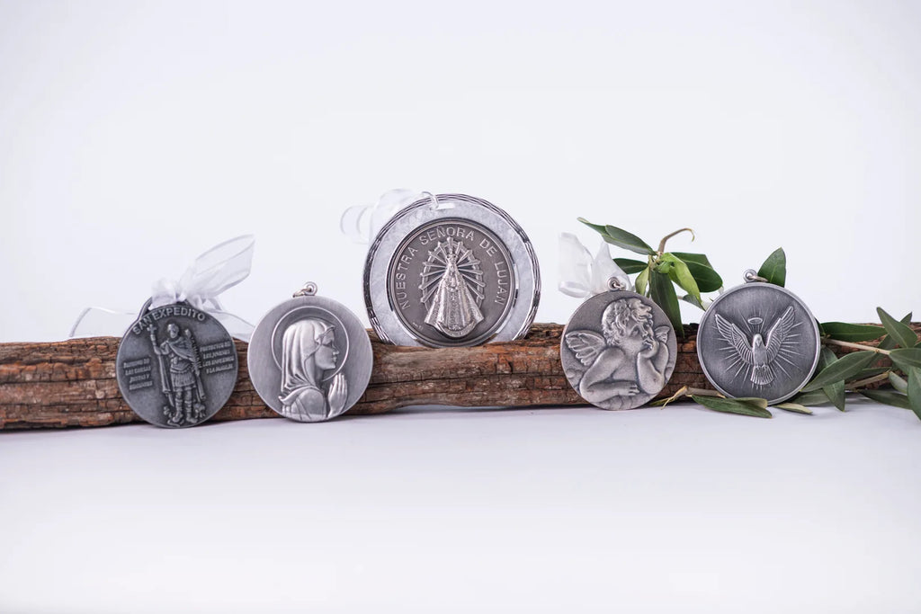 Colección de medallones religiosos redondos