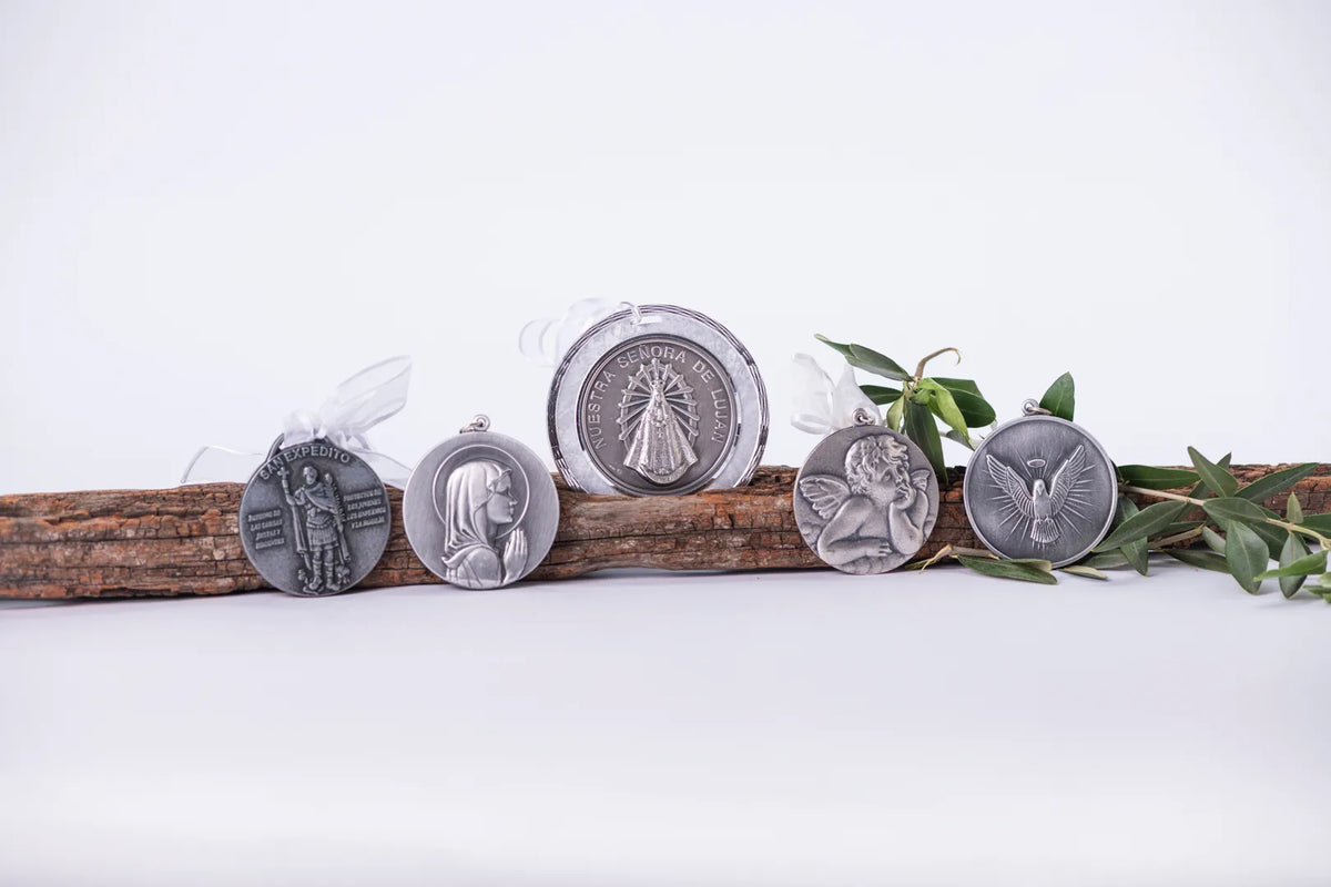 Colección de medallones religiosos redondos