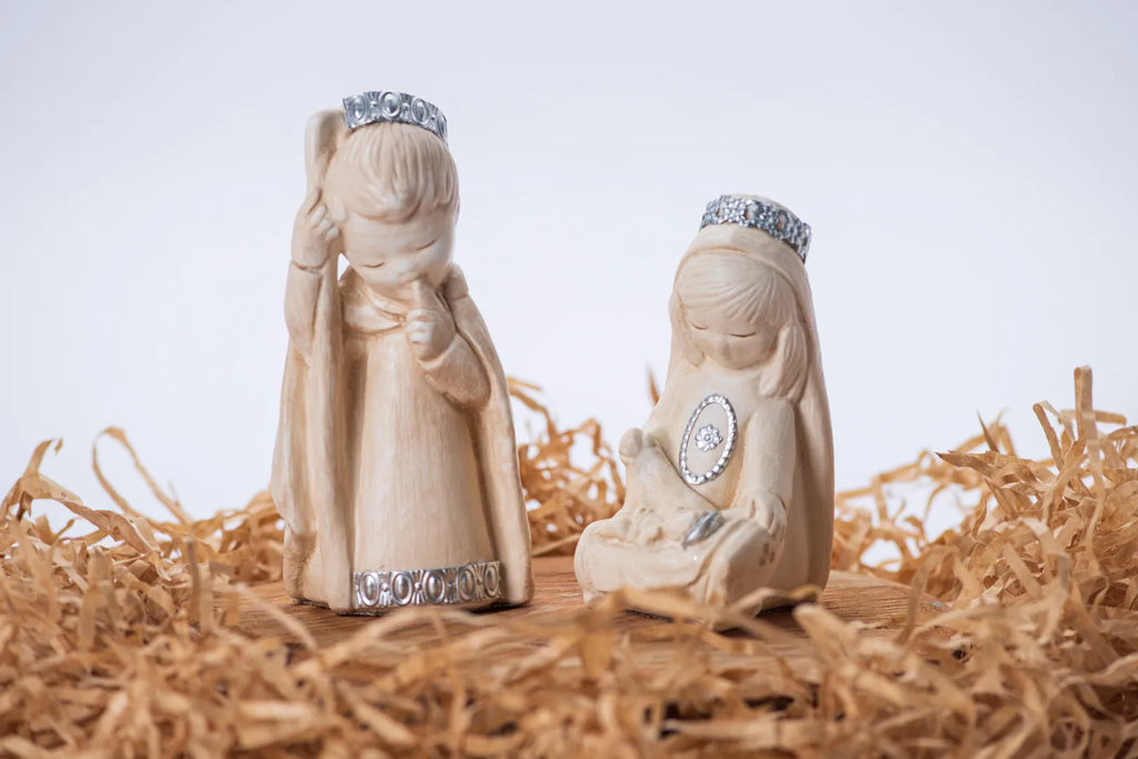 Sagrada Familia en dos figuras con detalles plateados