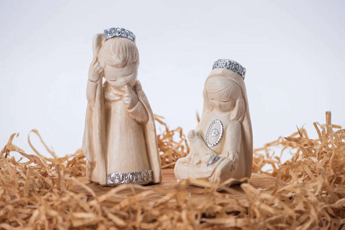 Sagrada Familia en dos figuras con detalles plateados