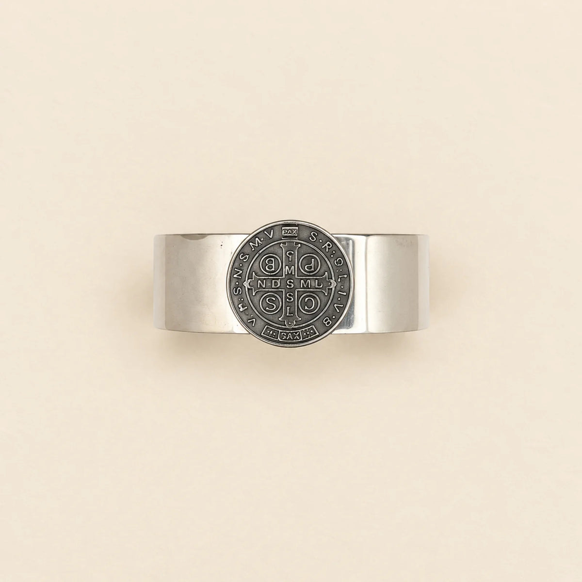 Brazalete con medallón oscuro
