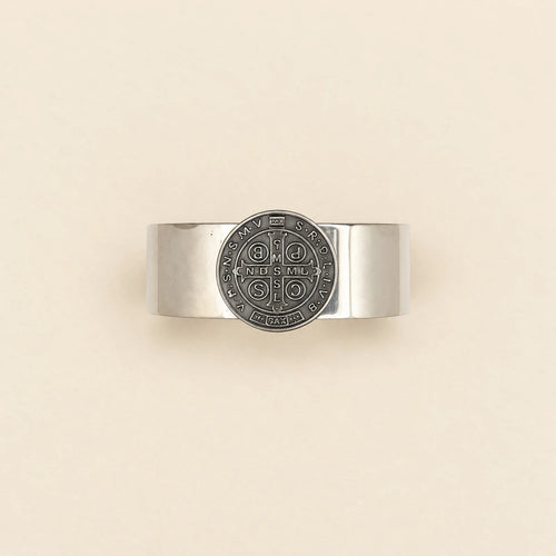 Brazalete con medallón oscuro
