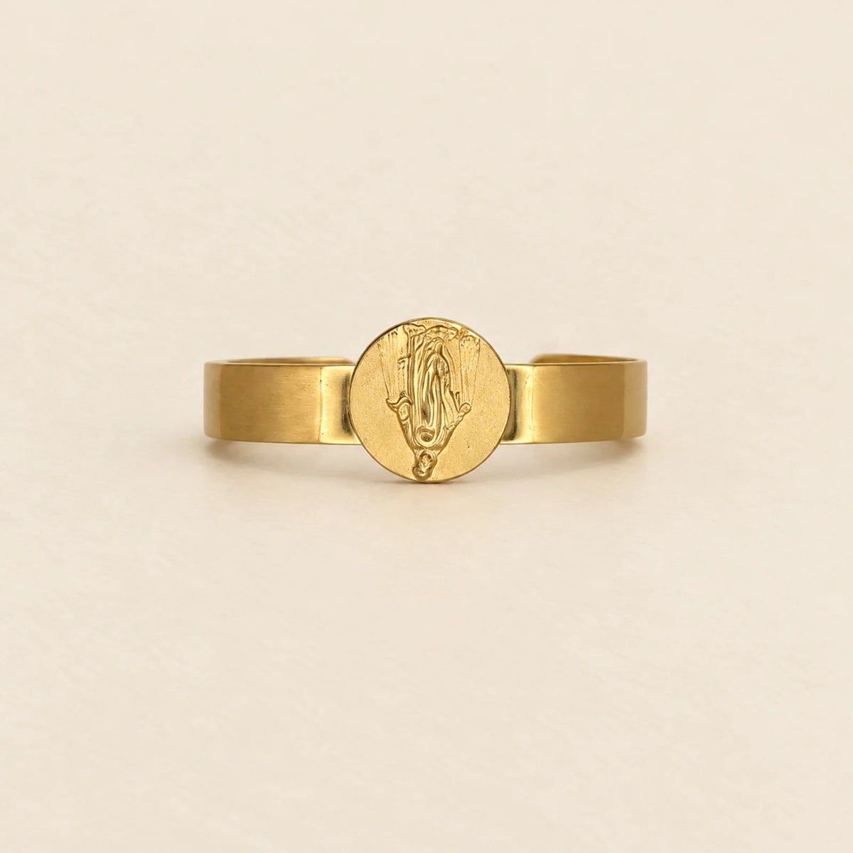 Brazalete dorado con medalla