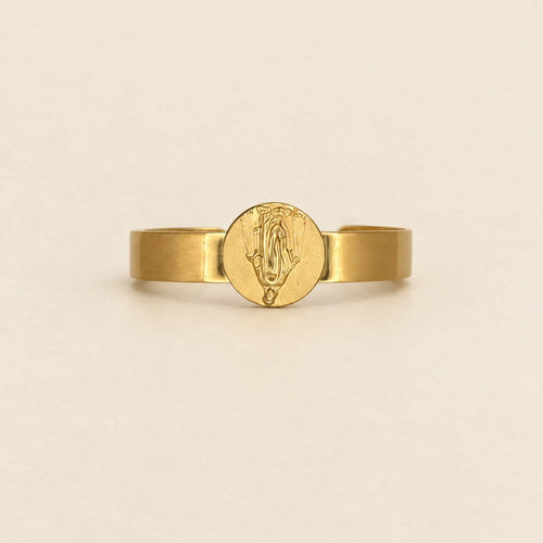 Brazalete dorado con medalla