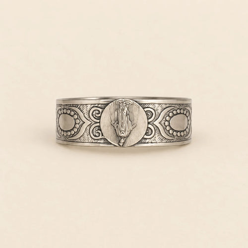Brazalete plateado grabado con medalla