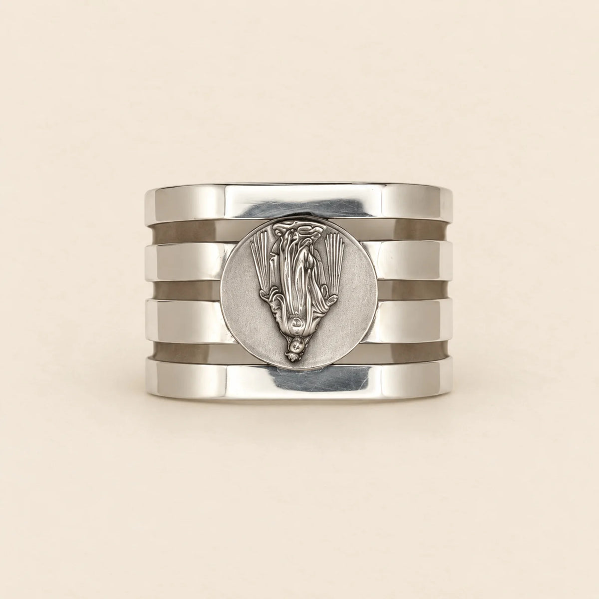 Brazalete plateado de bandas con medalla