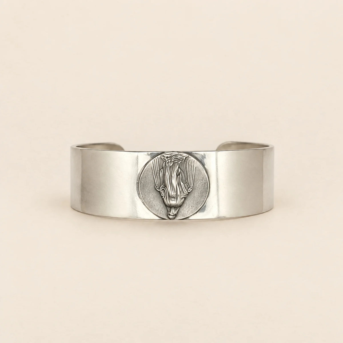 Brazalete plateado liso con medalla