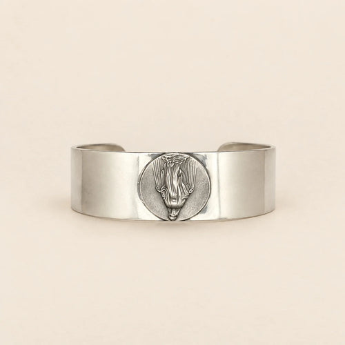 Brazalete plateado liso con medalla