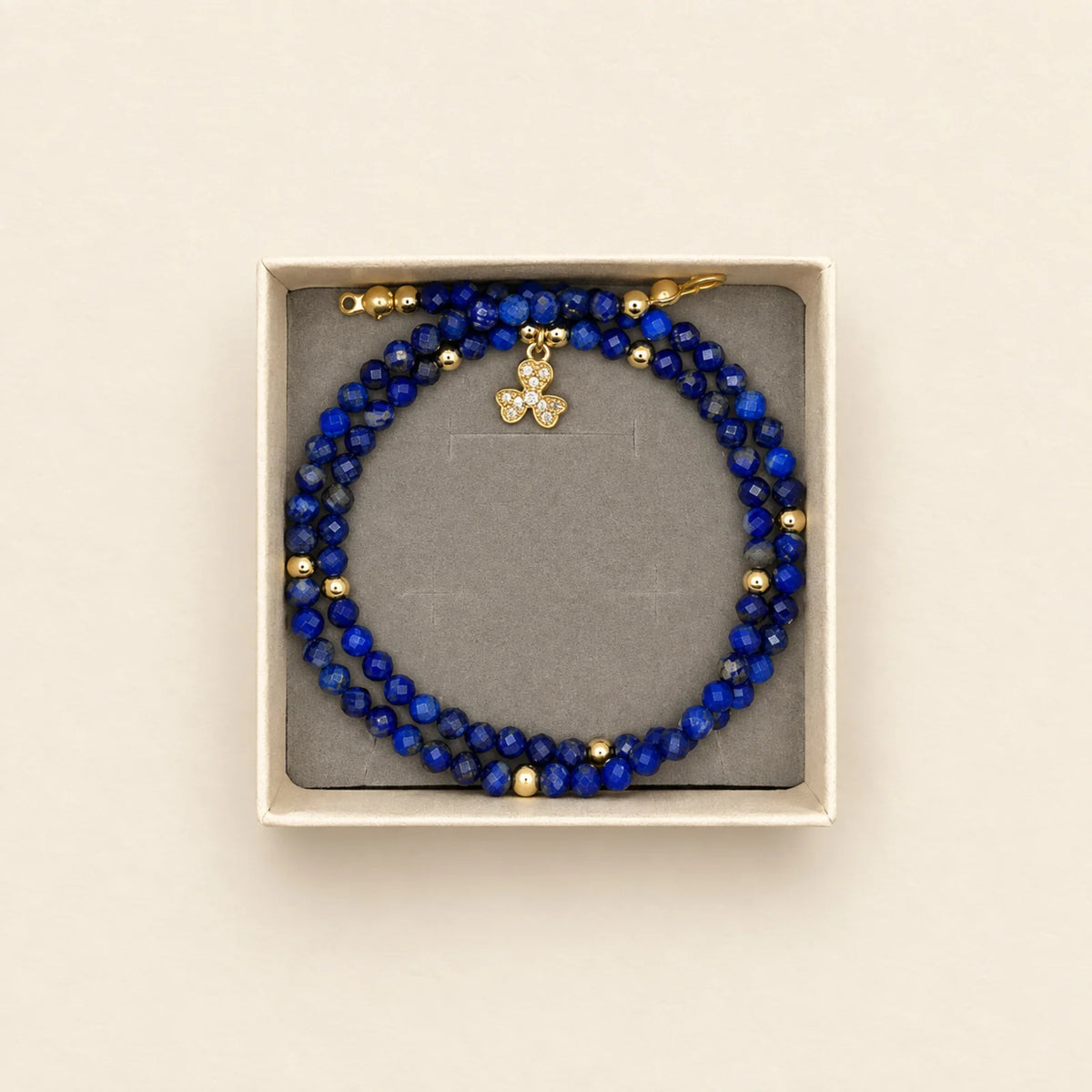 Pulsera azul con medalla