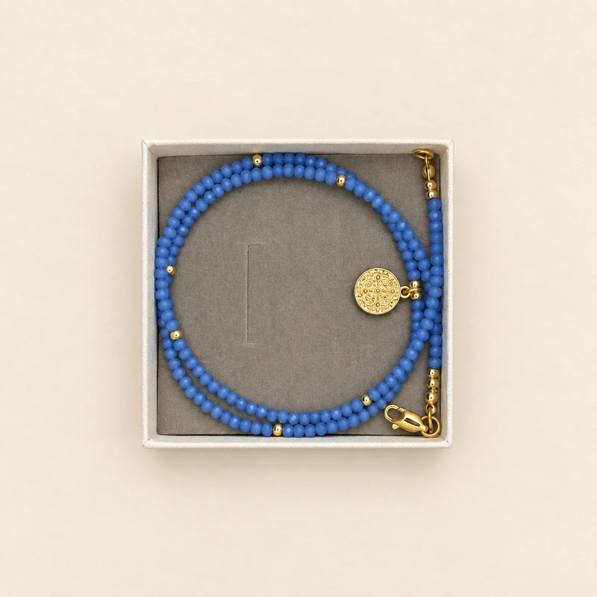 Pulsera azul con medalla