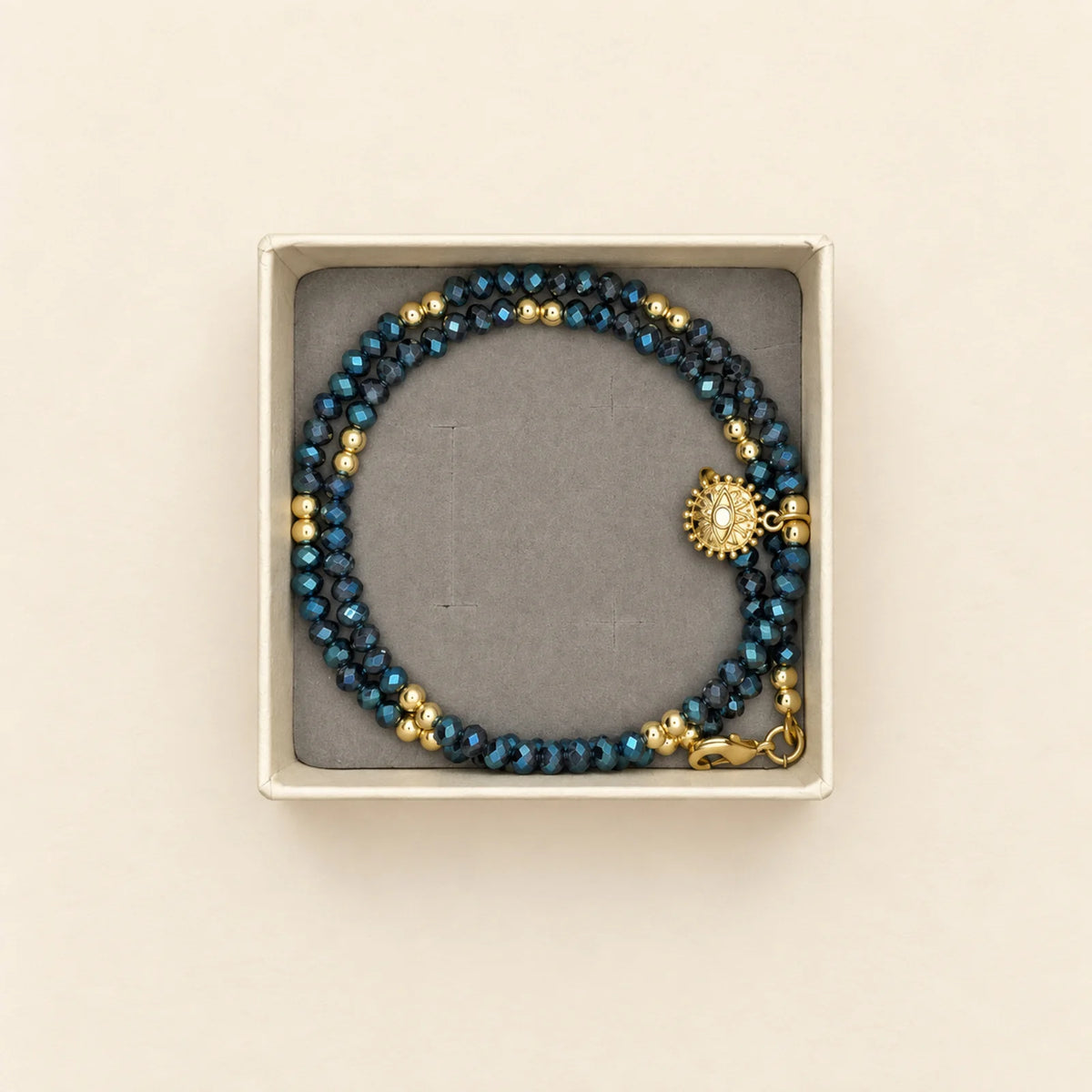 Pulsera azul con medalla circular