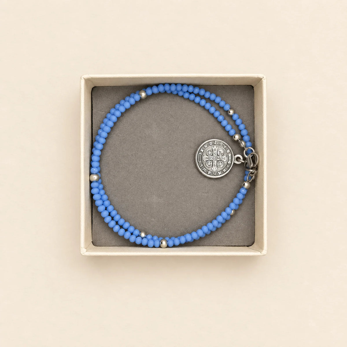Pulsera azul con medalla circular
