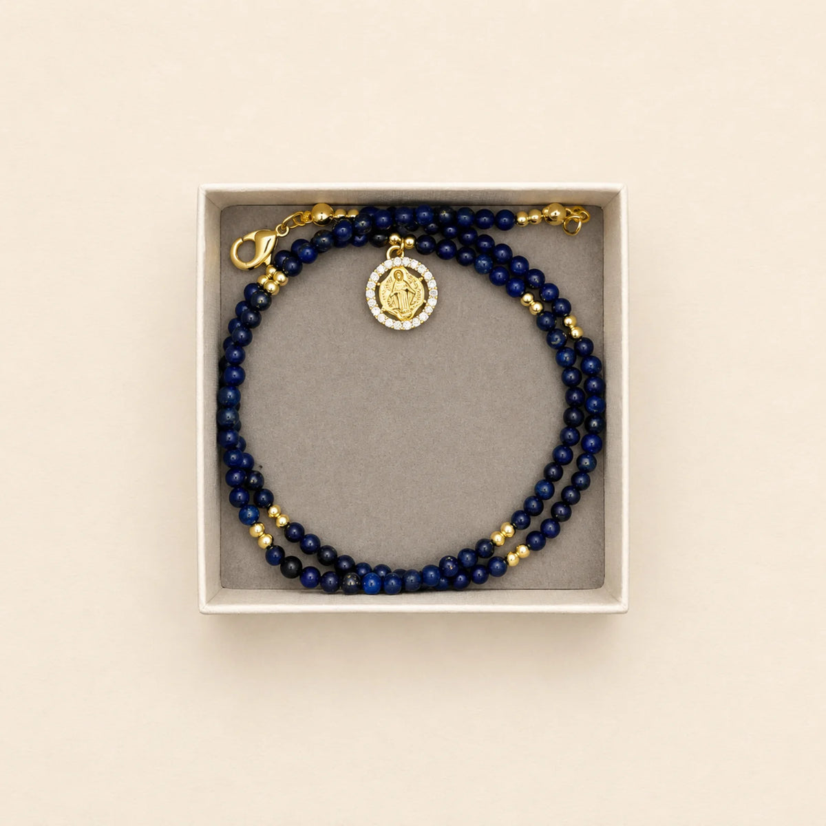 Pulsera azul oscuro con medalla