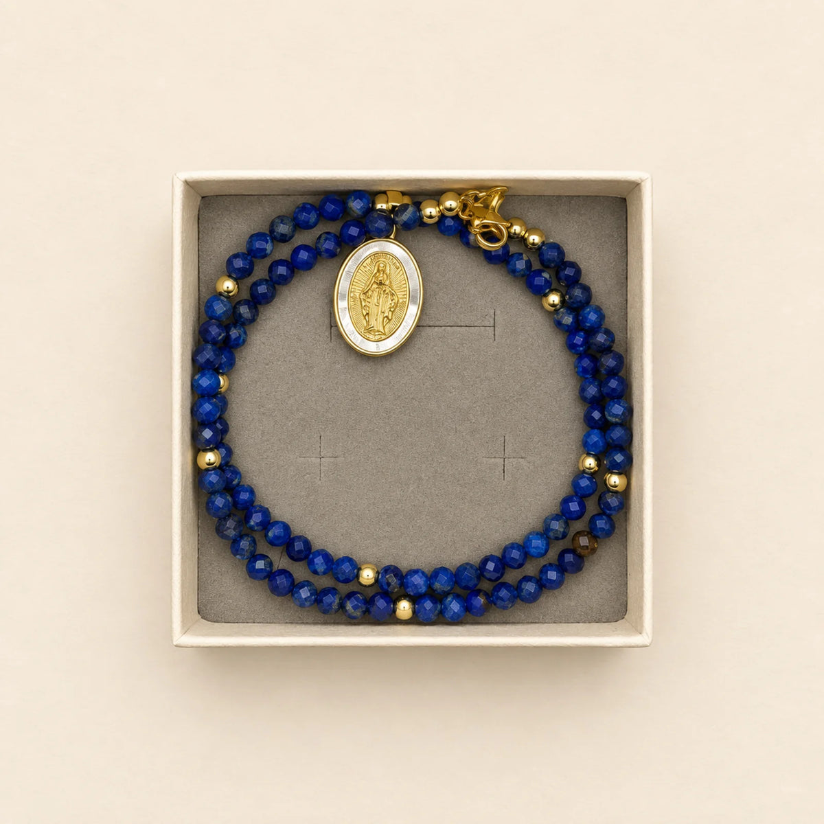 Pulsera azul oscuro con medalla