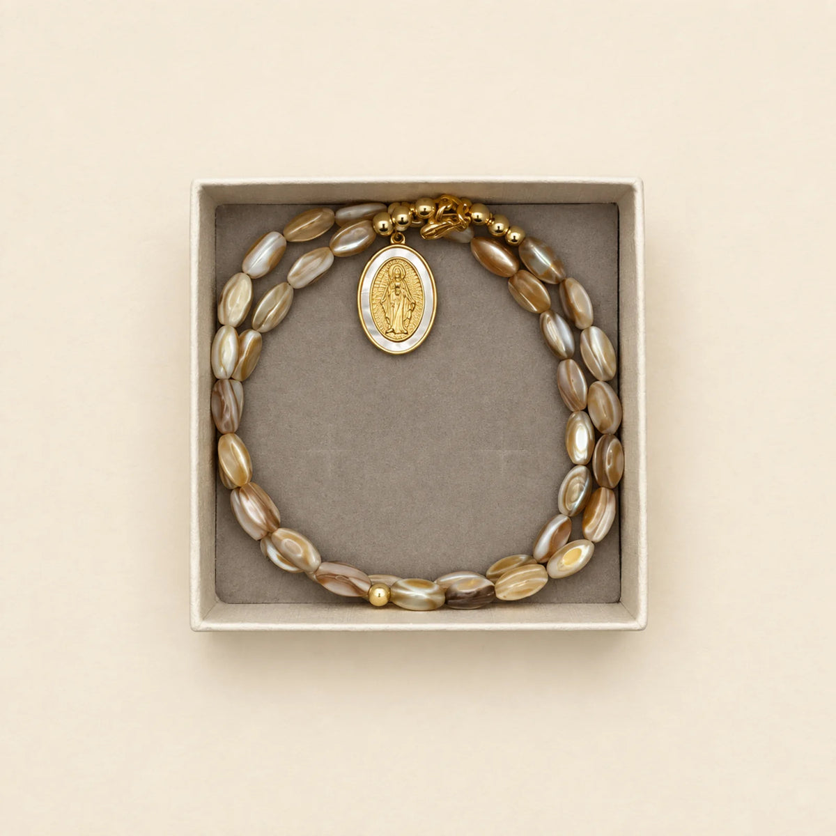 Pulsera beige con medalla
