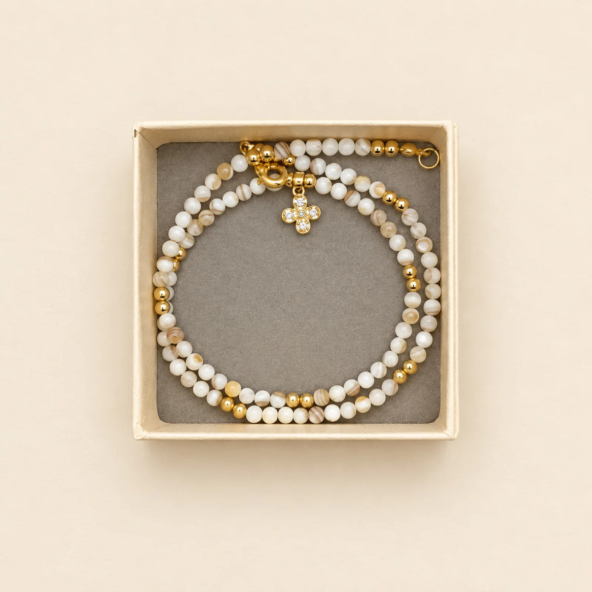 Pulsera blanca con cruz