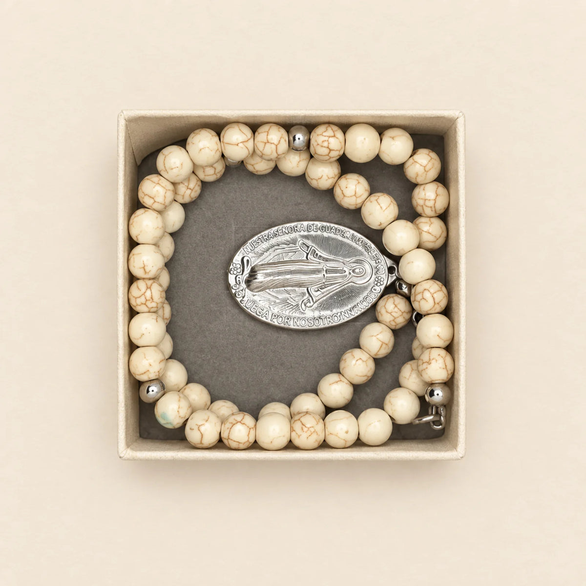 Pulsera blanca con medalla
