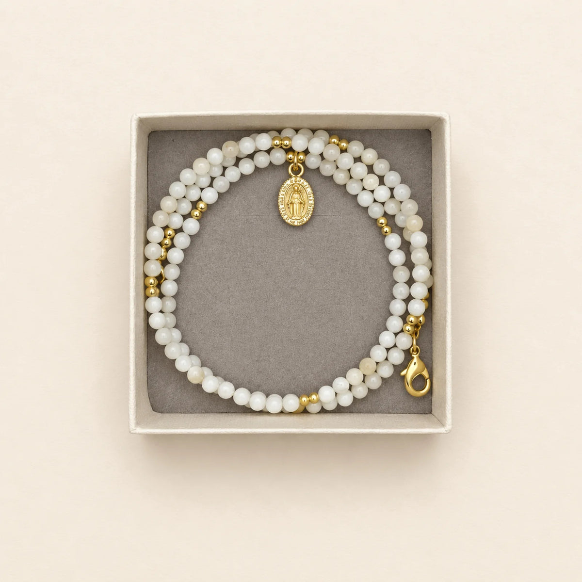 Pulsera blanca con medalla