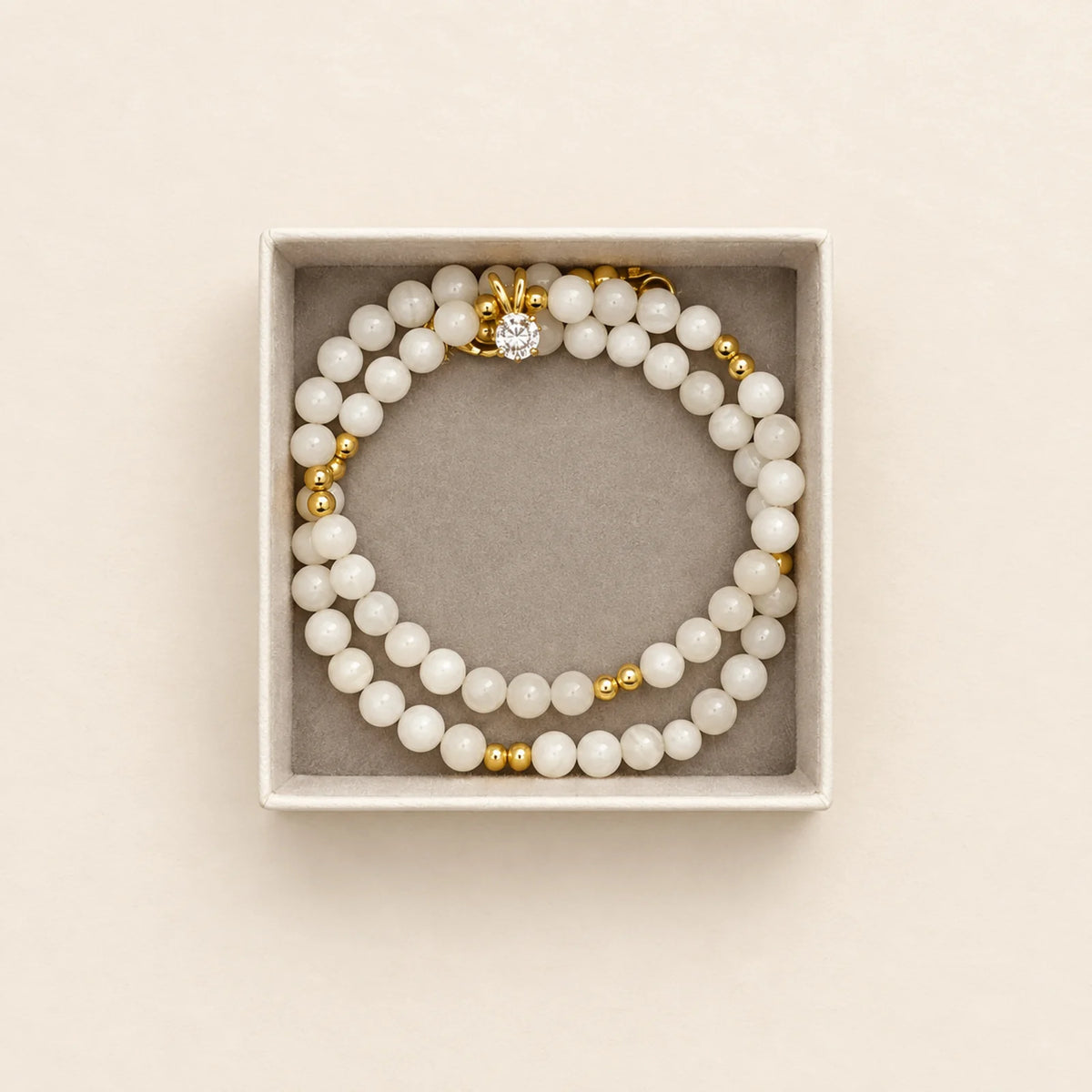 Pulsera blanca con medalla