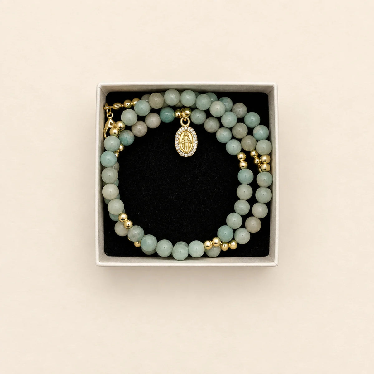 Pulsera blanca con medalla