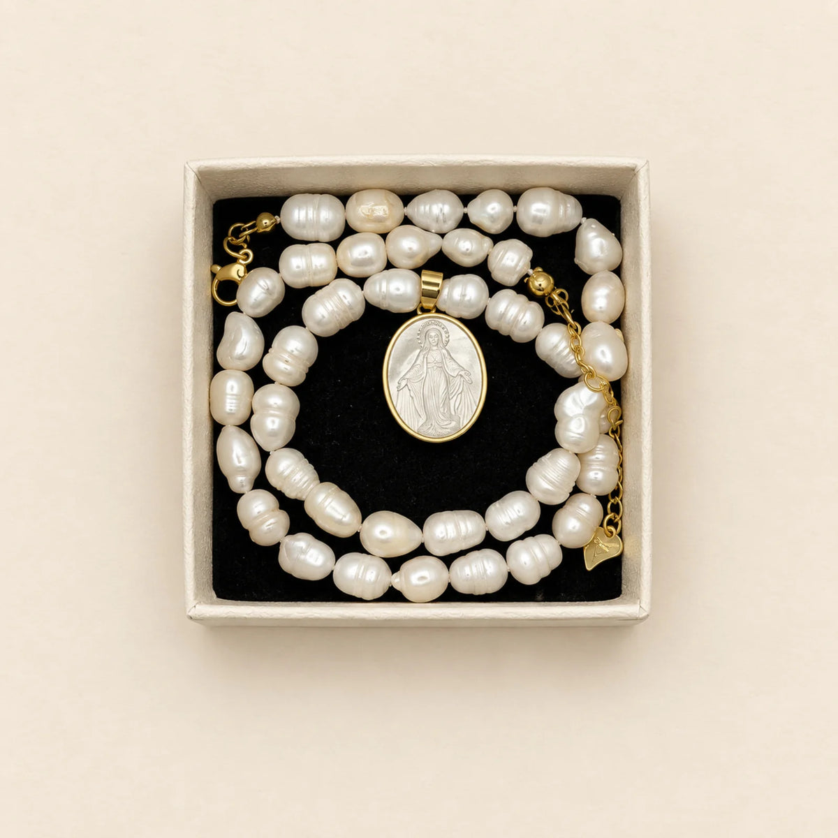 Pulsera blanca doble con medalla