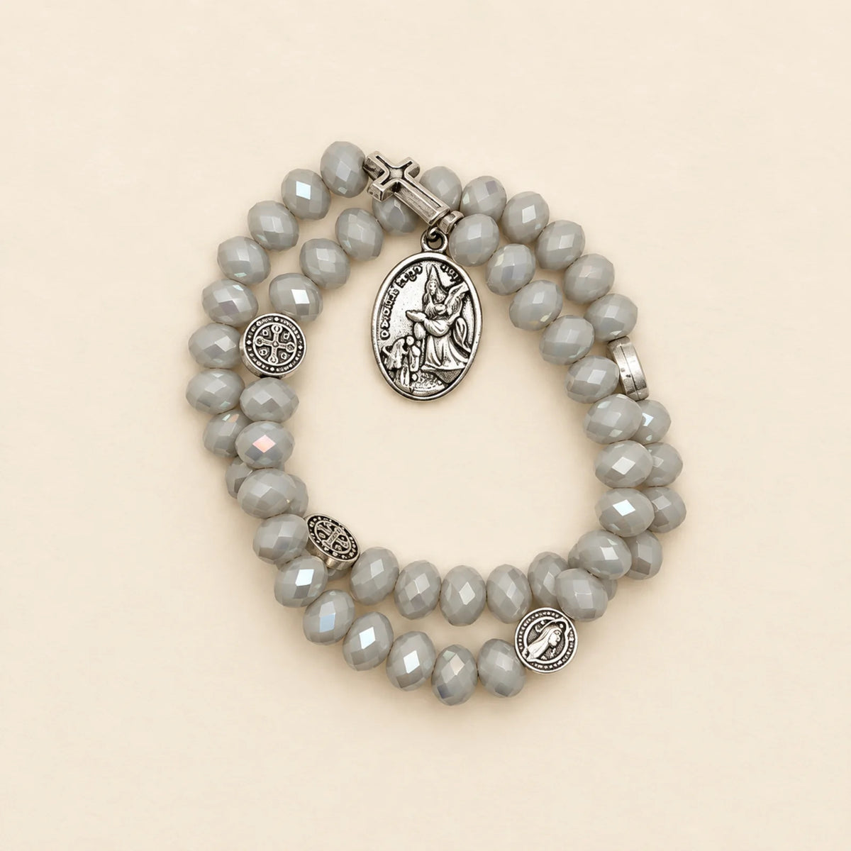 Pulsera gris con medallas