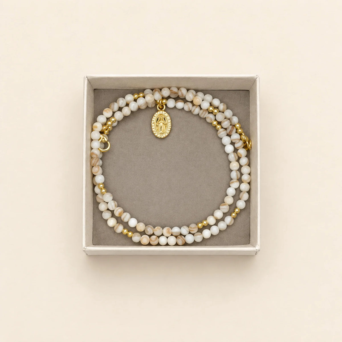 Pulsera clara con medalla