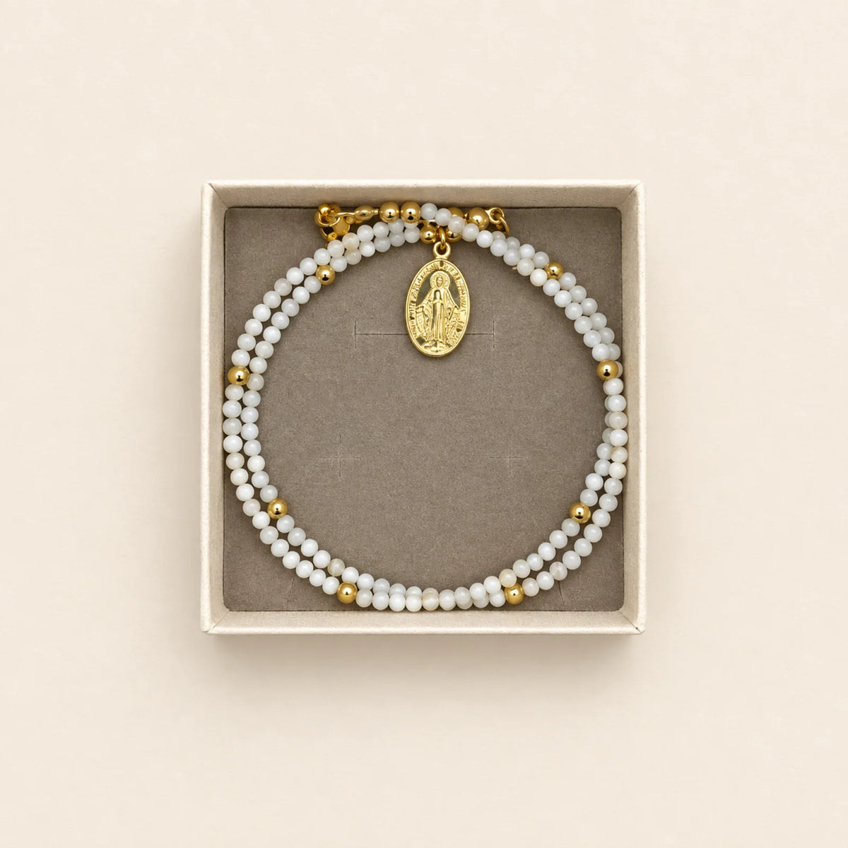 Pulsera clara con medalla