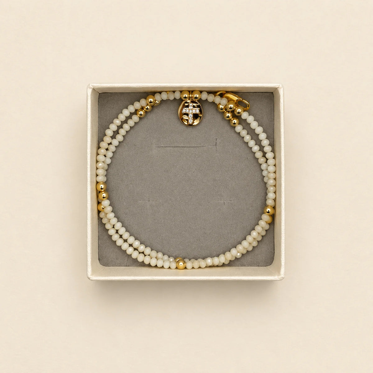 Pulsera clara con medalla