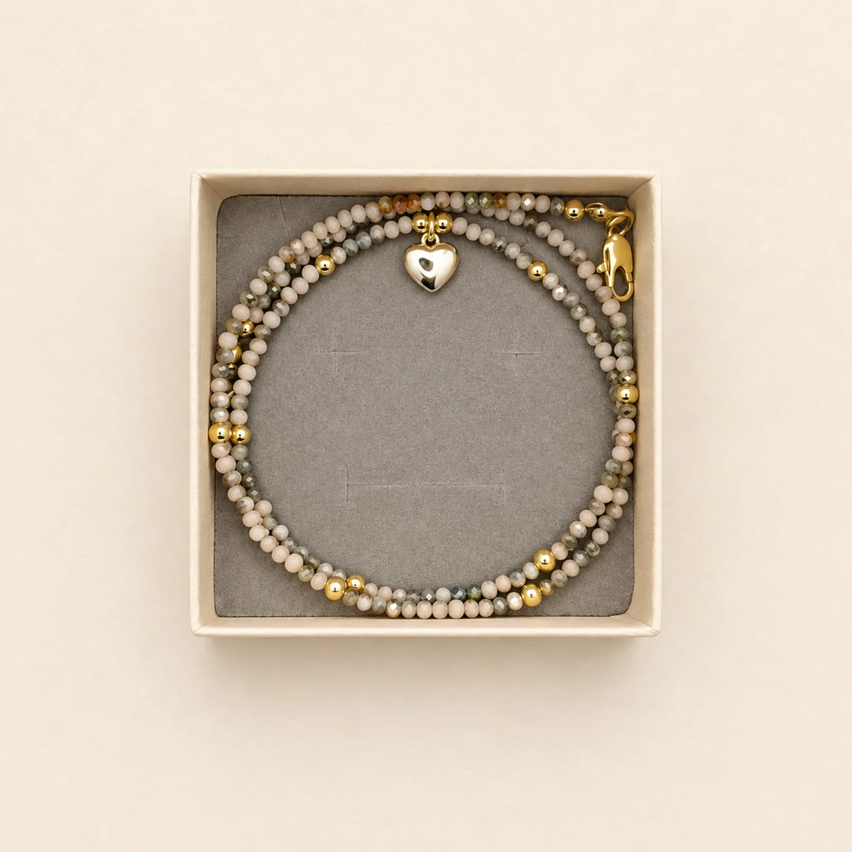 Pulsera clara con medalla