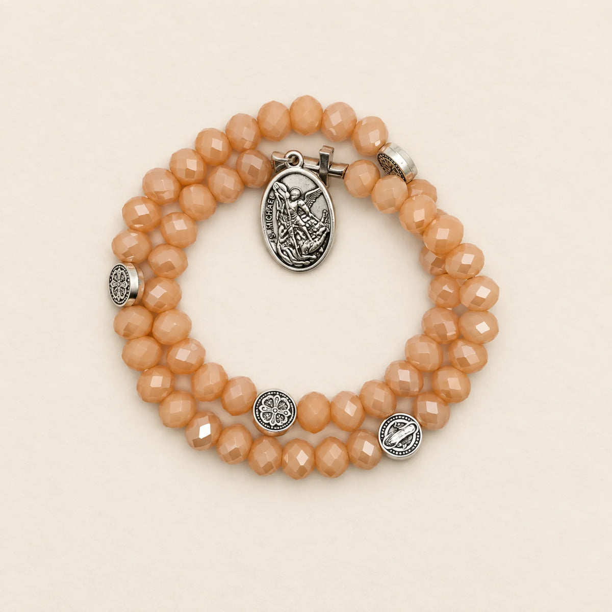 Pulsera color durazno con medalla