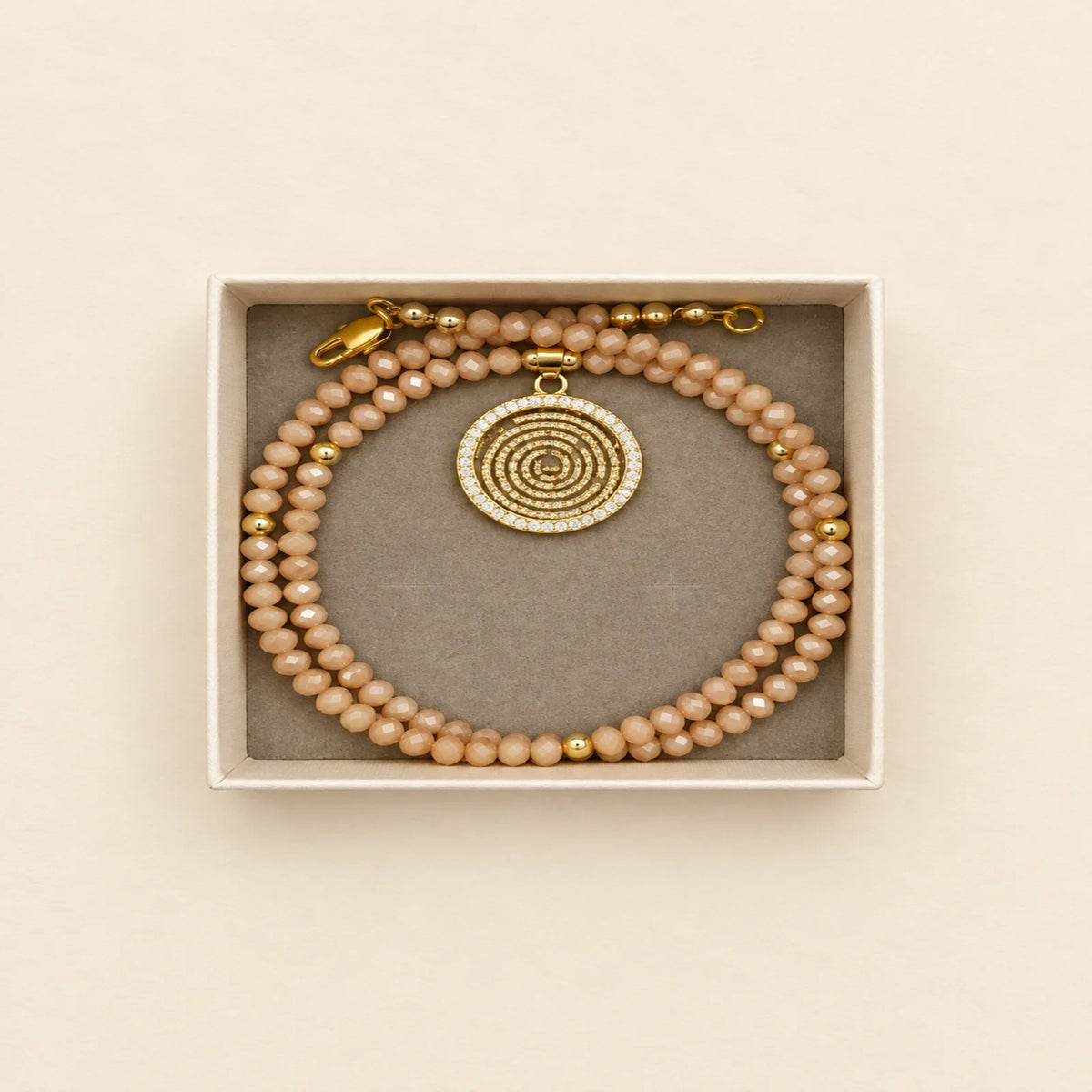 Pulsera de madera con medalla
