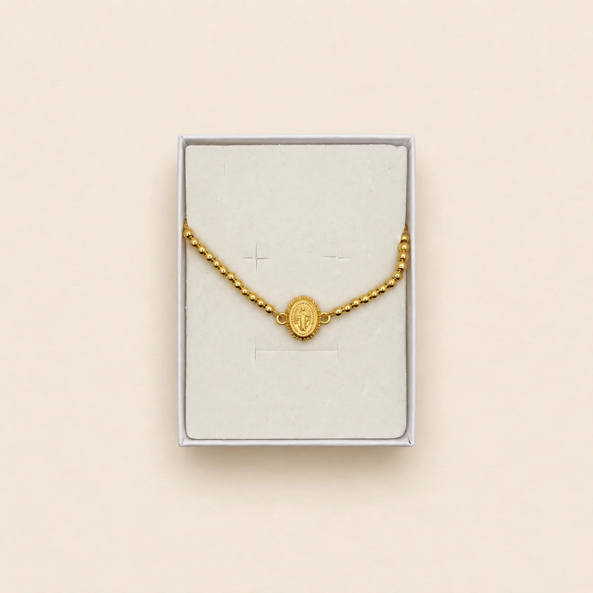 Collar dorado con medalla ovalada