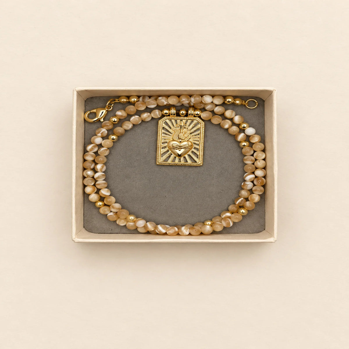 Pulsera dorada con medalla