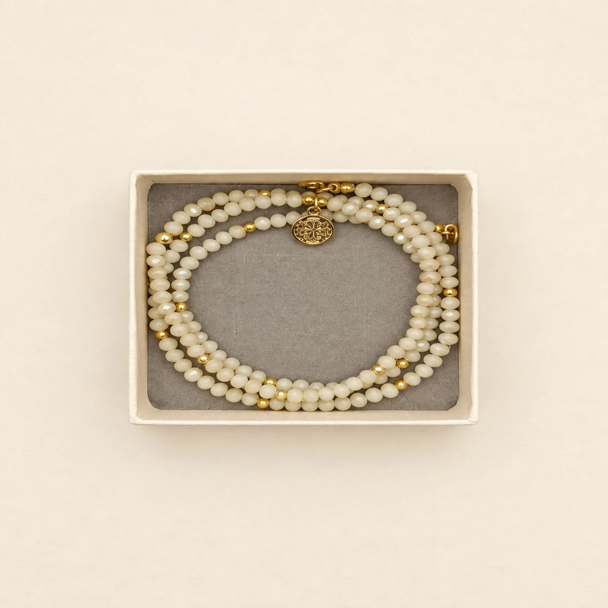 Pulsera dorada con medalla