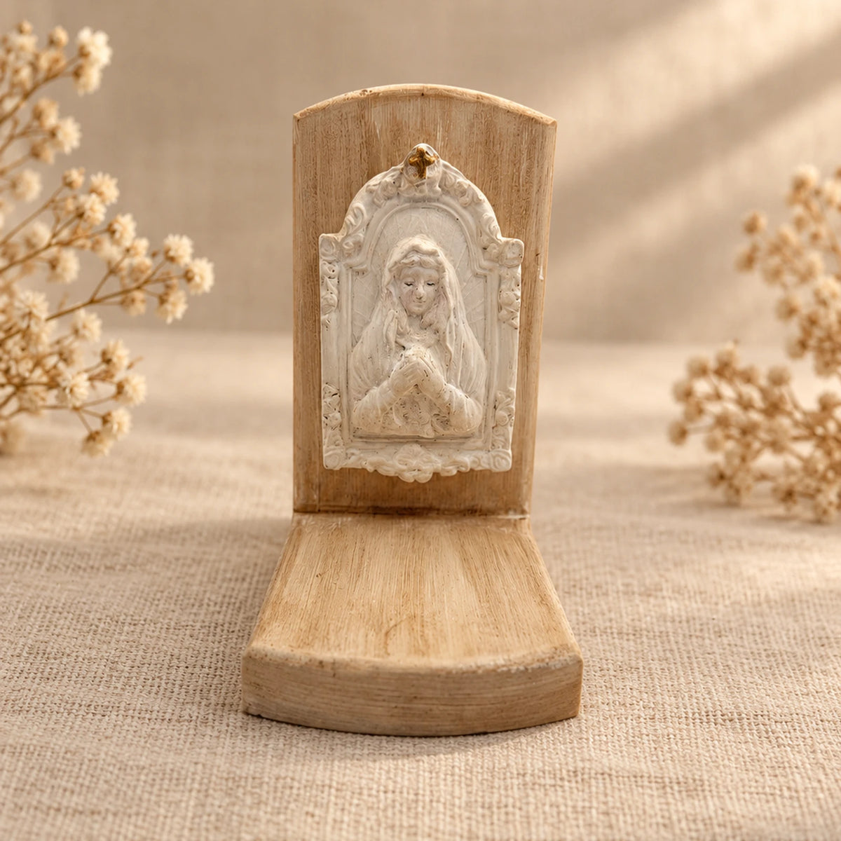Retablo religioso pequeño de madera