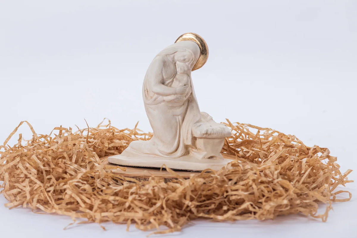 Figura de Virgen arrodillada