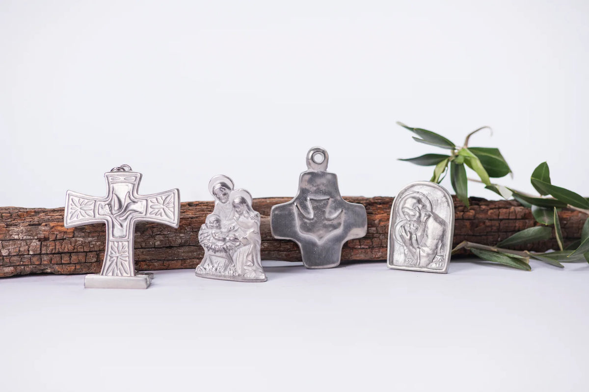 Colección de dijes y medallas religiosas
